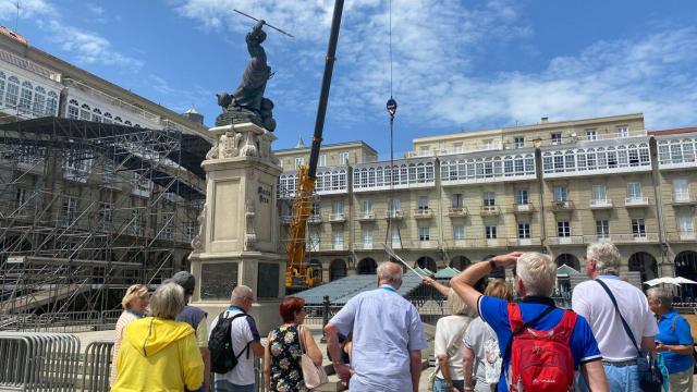 Turistas en la plaza de A Coruña el último verano.