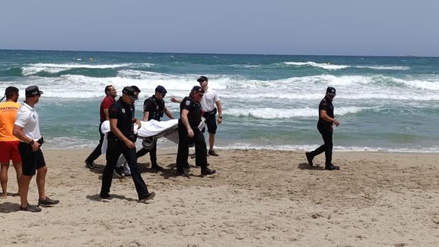 Agentes de la Policía Local de Cartagena retiran el cuerpo sin vida de Emmanuel de la playa de Las Sirenas, en La Manga.