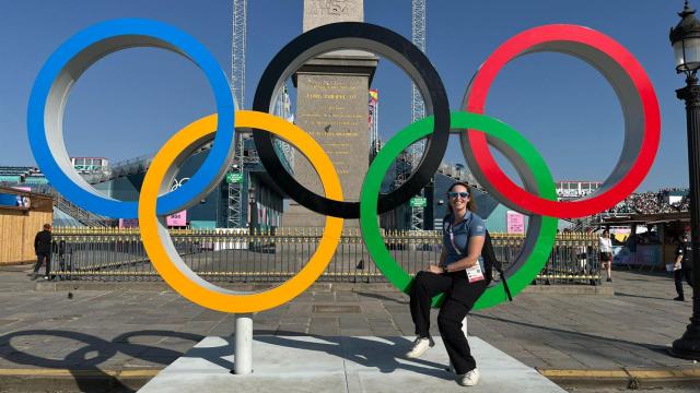 La periodista Ana Mencos con un monumento del logo de los JJOO en París