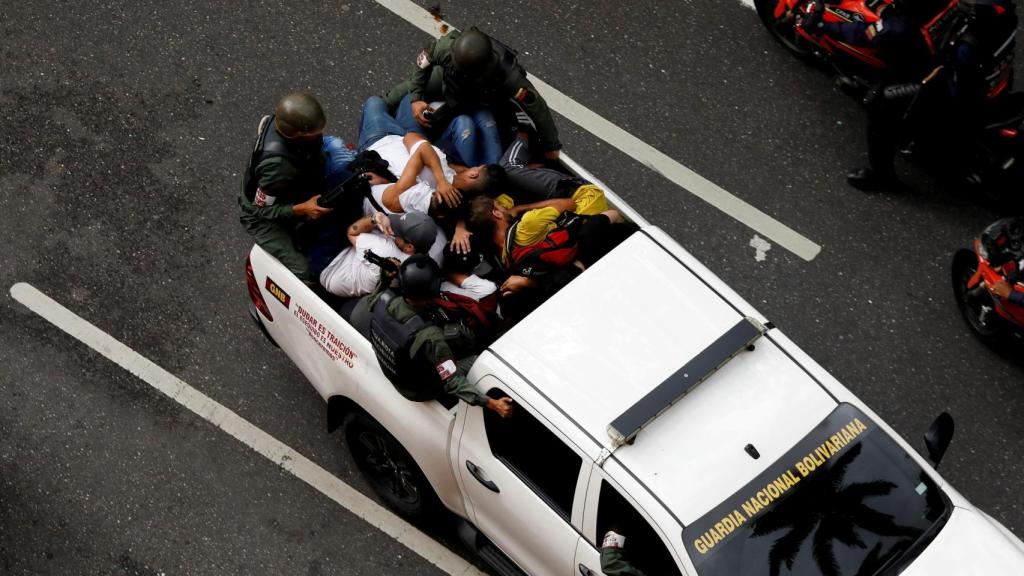 Ciudadanos venezolanos que protestan contra Maduro son detenidos.