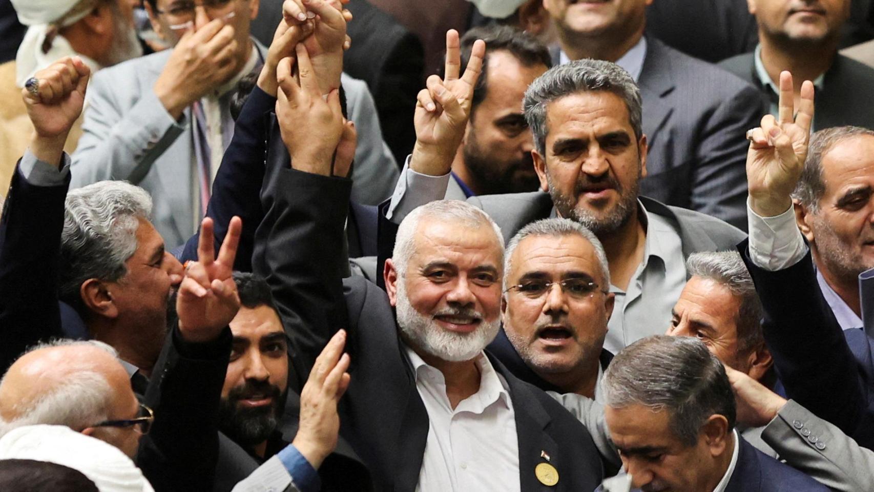En el centro, Ismail Haniyeh este martes 30 de julio en Teherán.