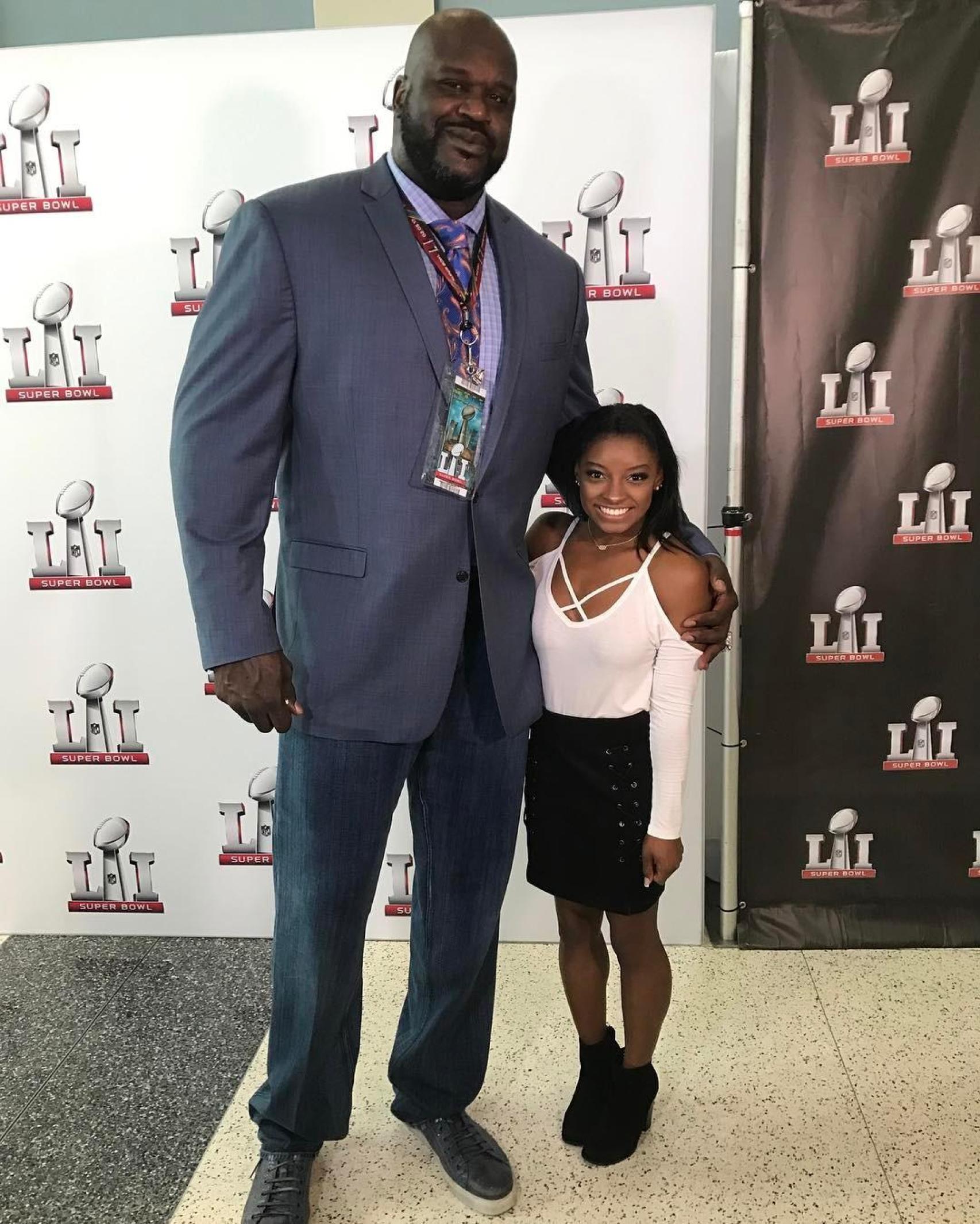 Simone Biles junto a Shaquille O’Neal en la Super Bowl de la NFL 2017