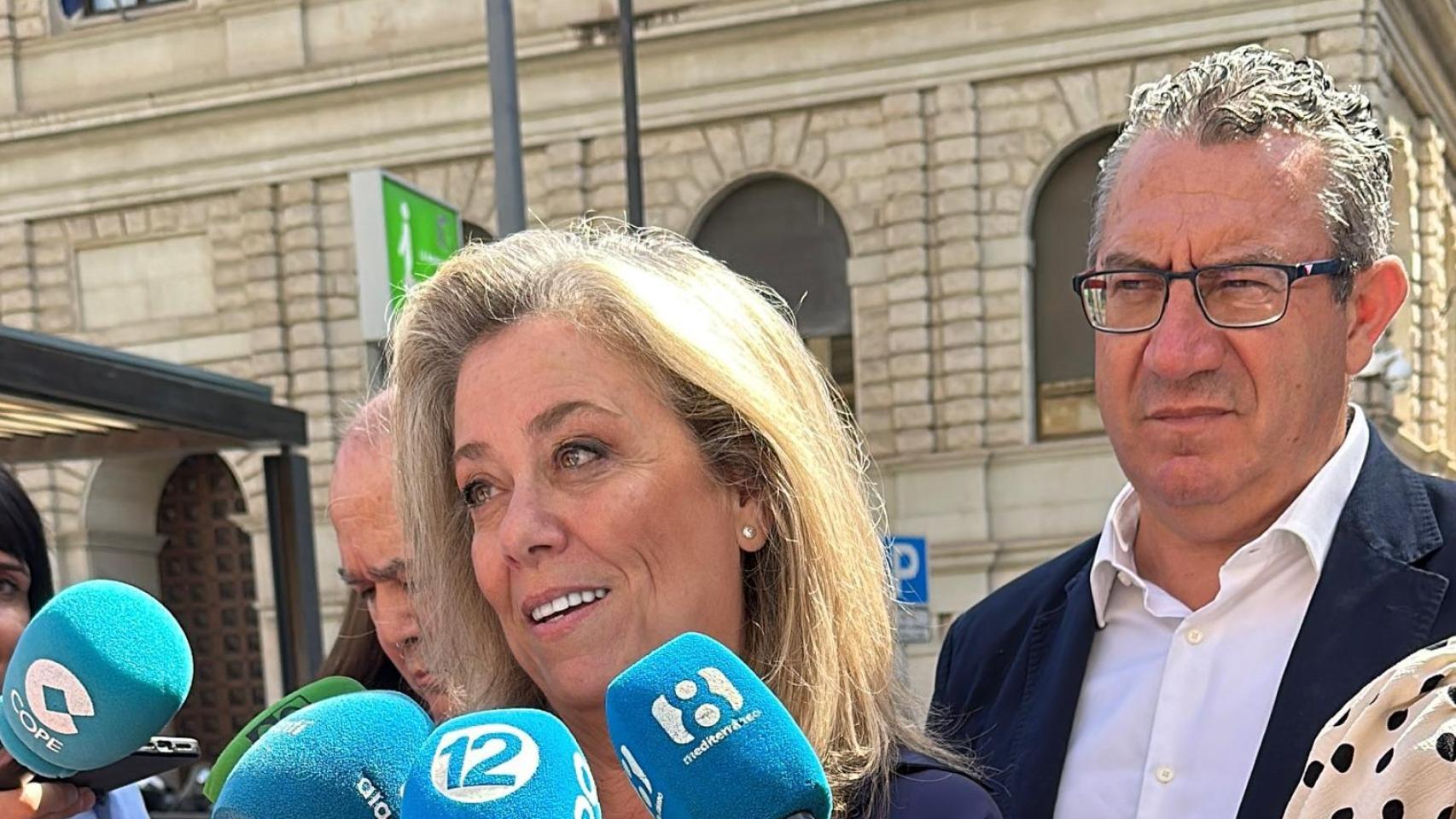 Toni Pérez junto a Macarena Montesinos en la comparecencia frente a la Subdelegación del Gobierno de Alicante.