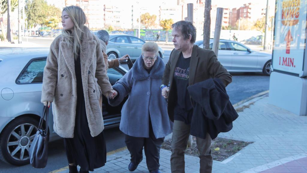 Paquito, Nuria y Ana, llegando al tanatorio cuando murió el humorista.