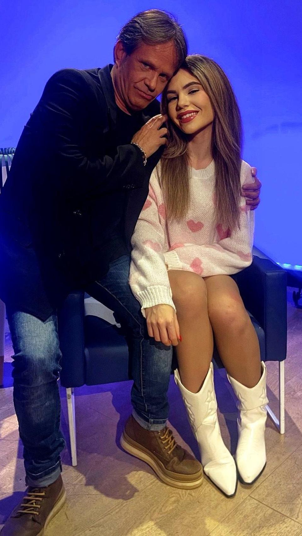 Paquito y su hija, Ana, en una imagen 'colgada' en las redes sociales de ella.