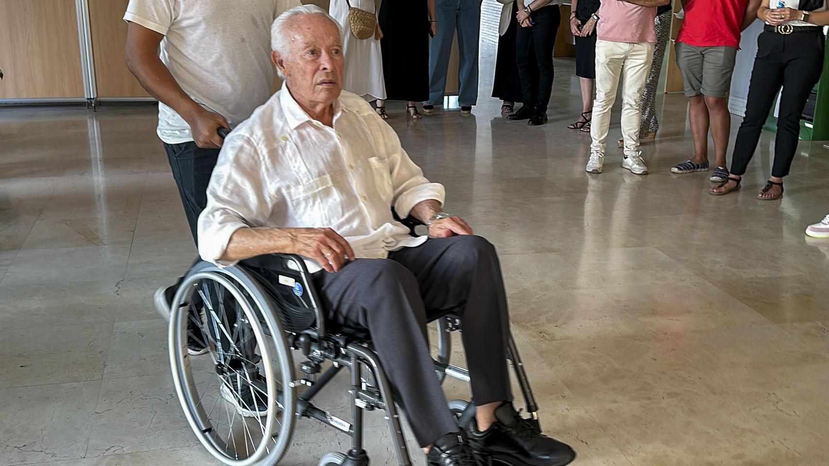 El diestro Curro Romero asiste al funeral de Paco Camino en silla de ruedas.