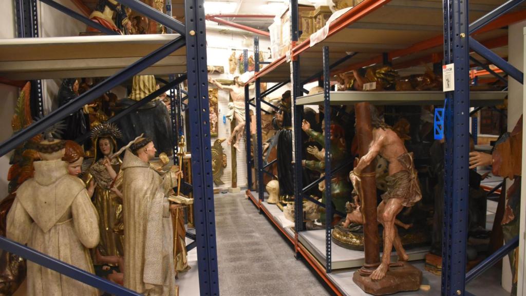 Parte de las esculturas ubicadas en el almacén