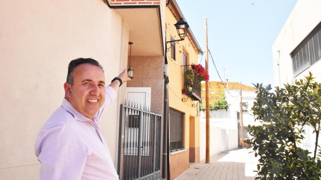 Alfonso Romo señalando una de las nuevas luminarias en Pedrajas