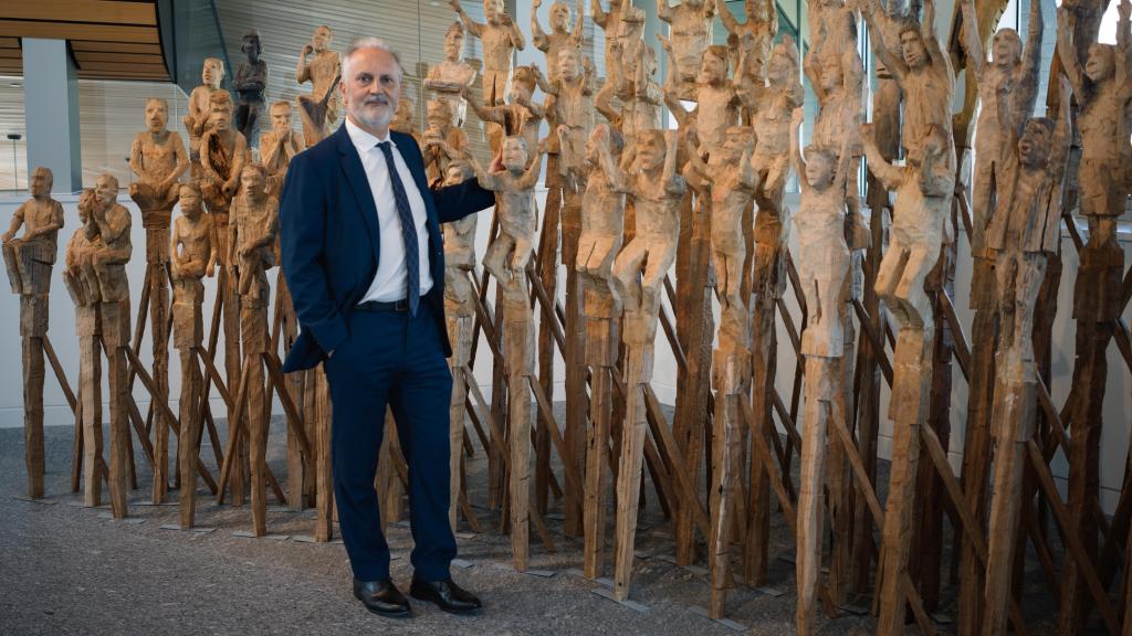 Julio César Castro, director del Parador de Muxía, frente a uno de los decorados tradicionales del hotel.