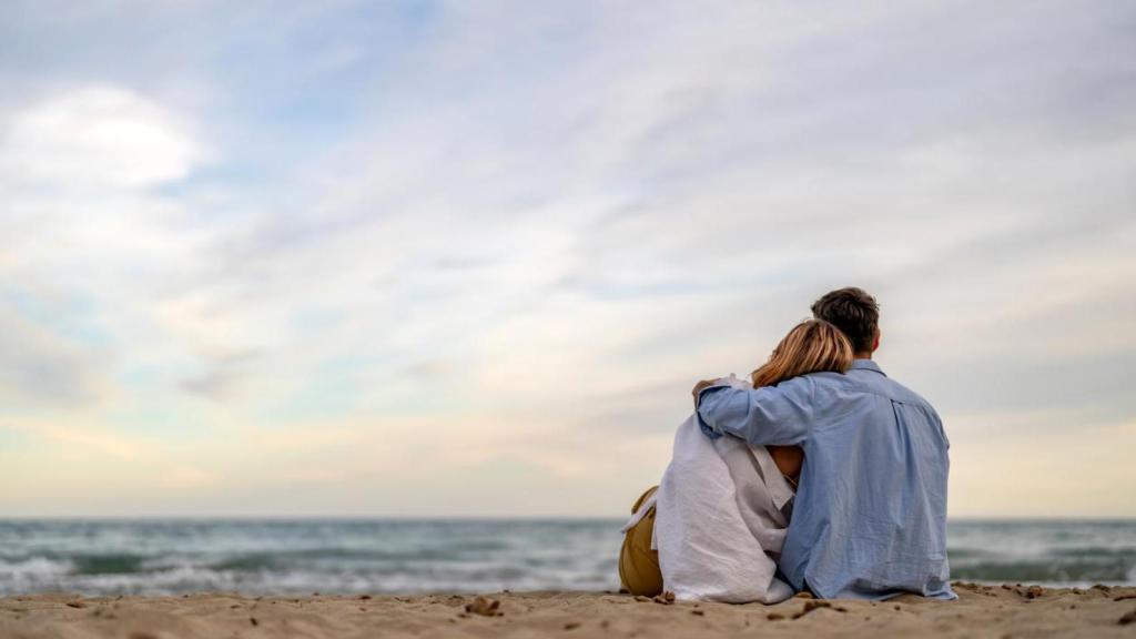 Pareja en la playa.