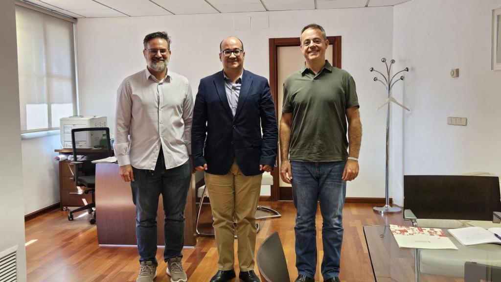 El nuevo Director, Ignacio Martínez Arrúe, con los representantes de Escuela de Todos, José Tomas Pastor y José Gámez.