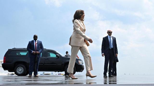 La vicepresidenta Kamala Harris, dirigiéndose al Air Force Two en el Aeropuerto Internacional de Indianápolis.