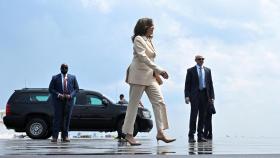 La vicepresidenta Kamala Harris, dirigiéndose al Air Force Two en el Aeropuerto Internacional de Indianápolis.