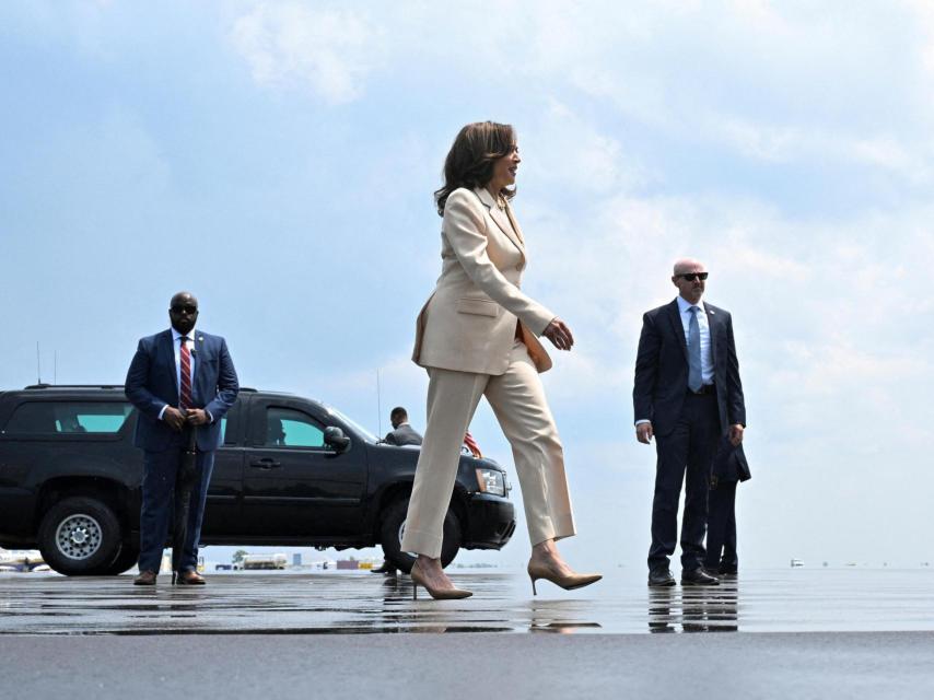 La vicepresidenta Kamala Harris, dirigiéndose al Air Force Two en el Aeropuerto Internacional de Indianápolis.