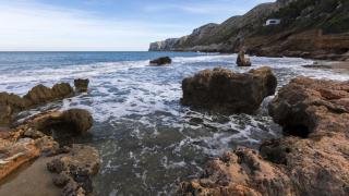 La playa salvaje a una hora de Alicante en la que vivir aventuras únicas y practicar snorkel en una reserva marina