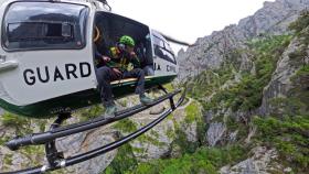 Helicóptero de rescate en la montaña leonesa