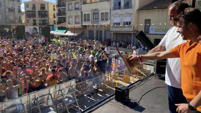 El alcalde de Guijuelo, junto al concejal de Festejos, en el chupinazo de las fiestas de 2023