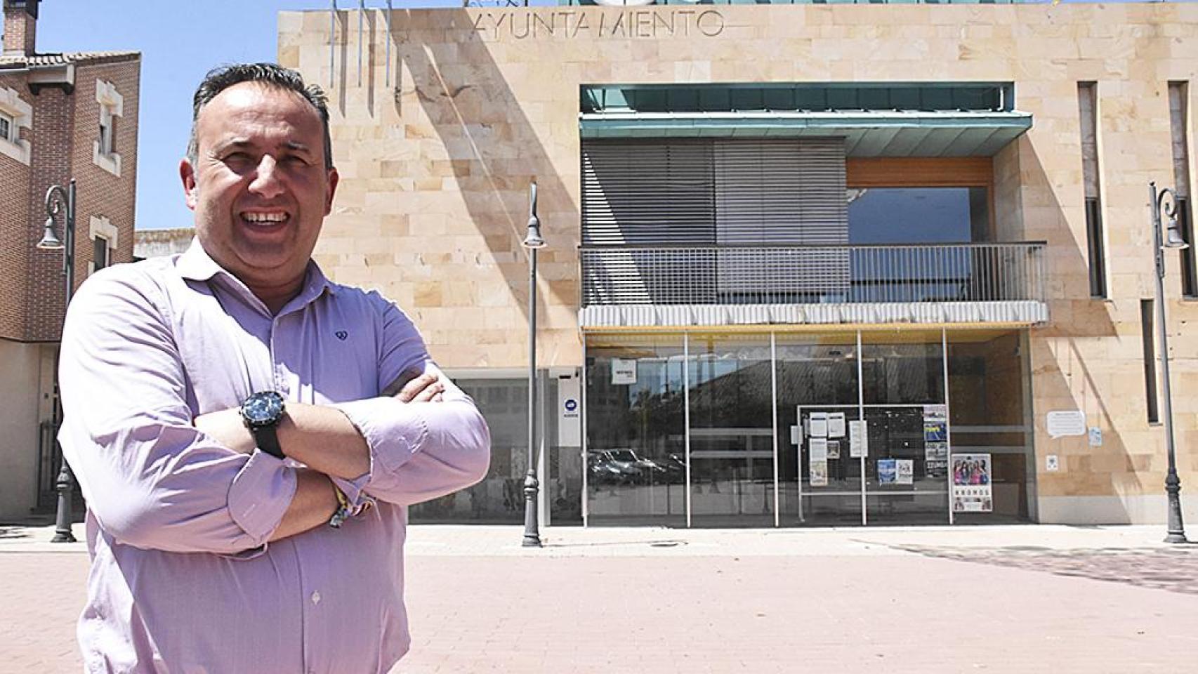 Alfonso Romo, alcalde de Pedrajas de San Esteban, delante del Ayuntamiento con las farolas y sus nuevas luminarias