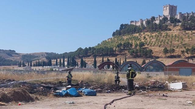 Los Bomberos de la Diputación sofocando el fuego en Peñafiel