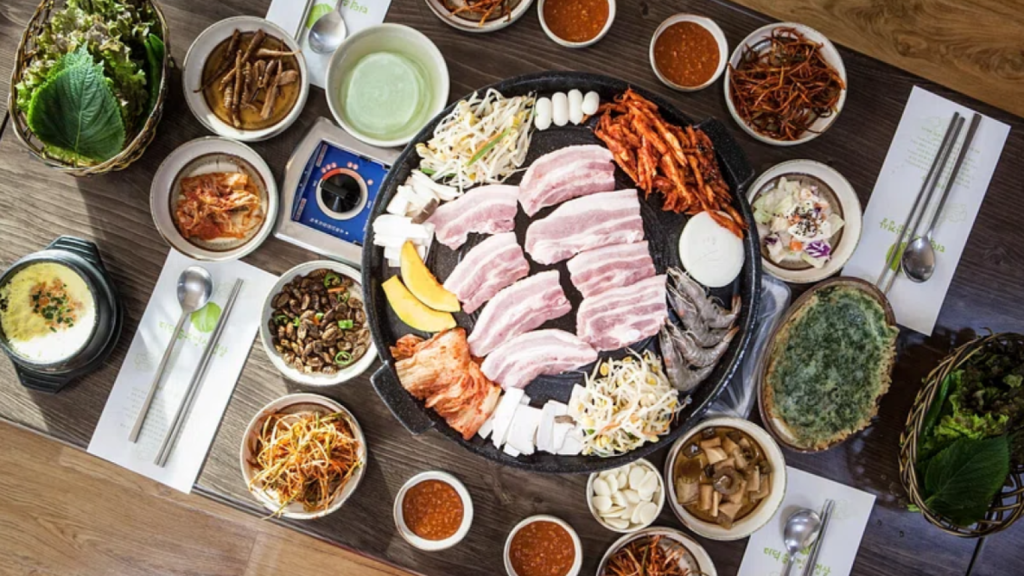 El kimchi acompaña especialidades como la barbacoa coreana.