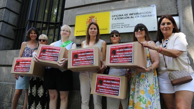 Victoria Rodrigo (en el centro) junto otras pacientes presentando las firmas recogidas en el Ministerio de Sanidad