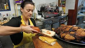 Mariana, hija de los fundadores de El Canario, prepara uno de sus famosos bocadillos de tortilla con mojo.