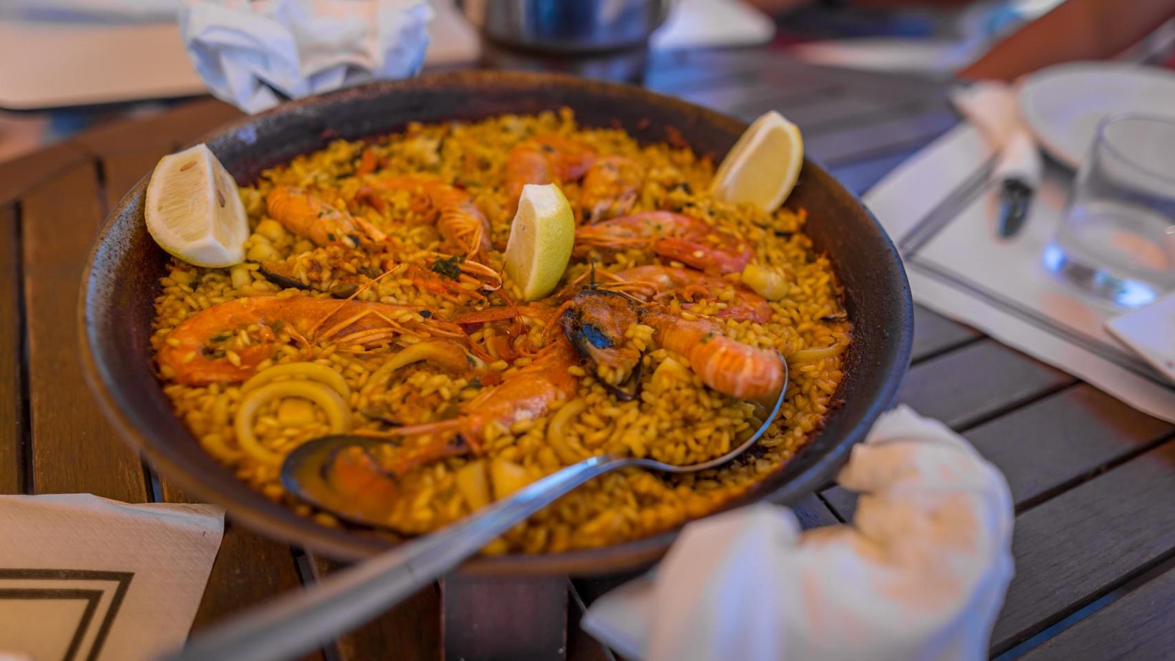 Una paella de marisco en un chiringuito de la costa