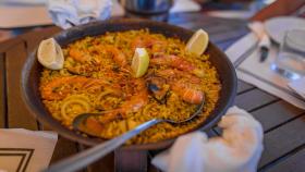 Una paella de marisco en un chiringuito de la costa