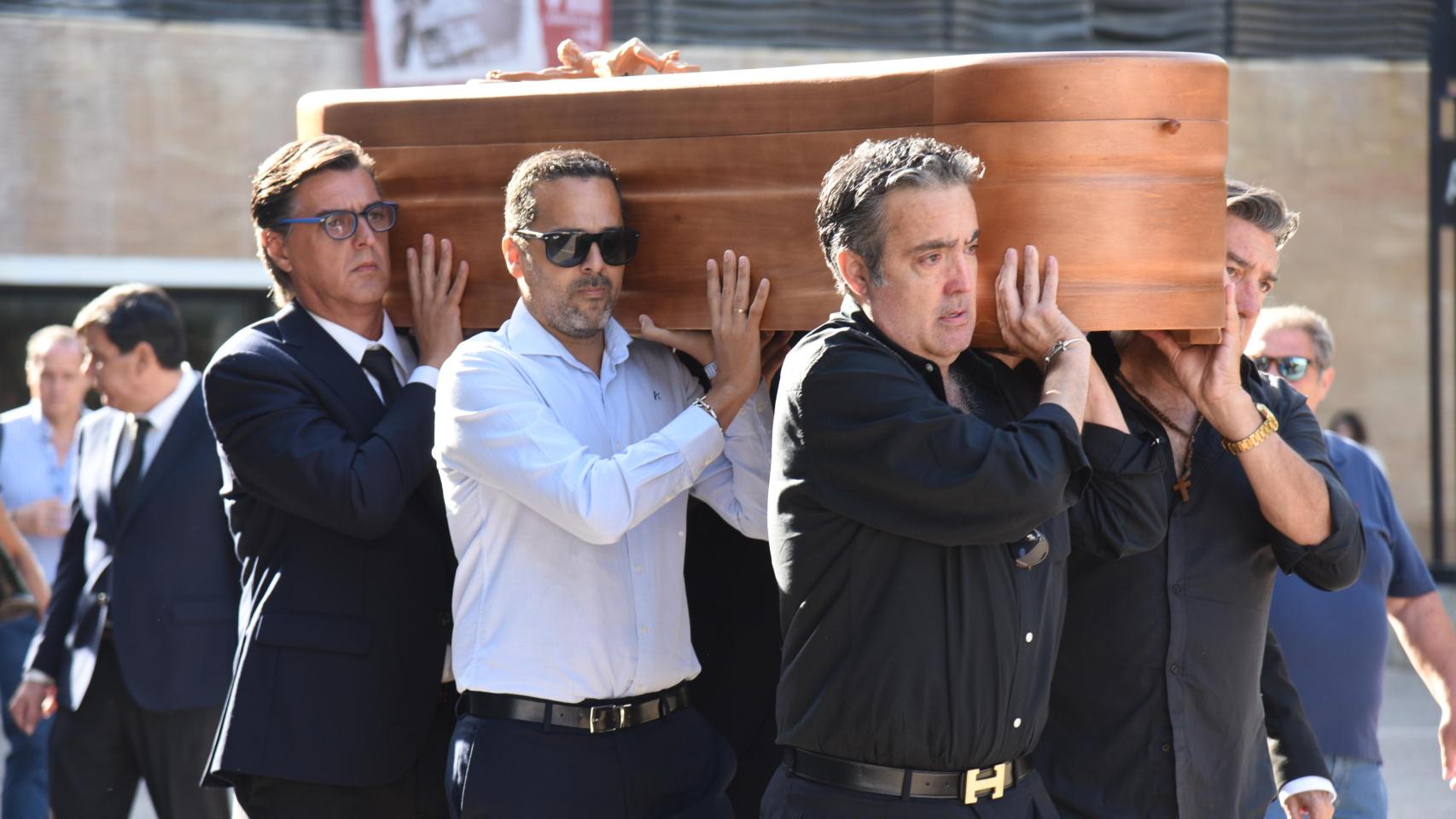 Familiares y amigos despiden al torero Paco Camino en Sevilla