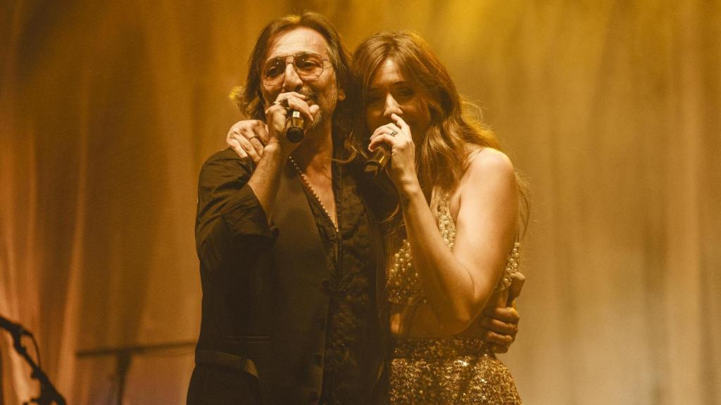 Marina Carmona cantando con su padre, Antonio, en un concierto.