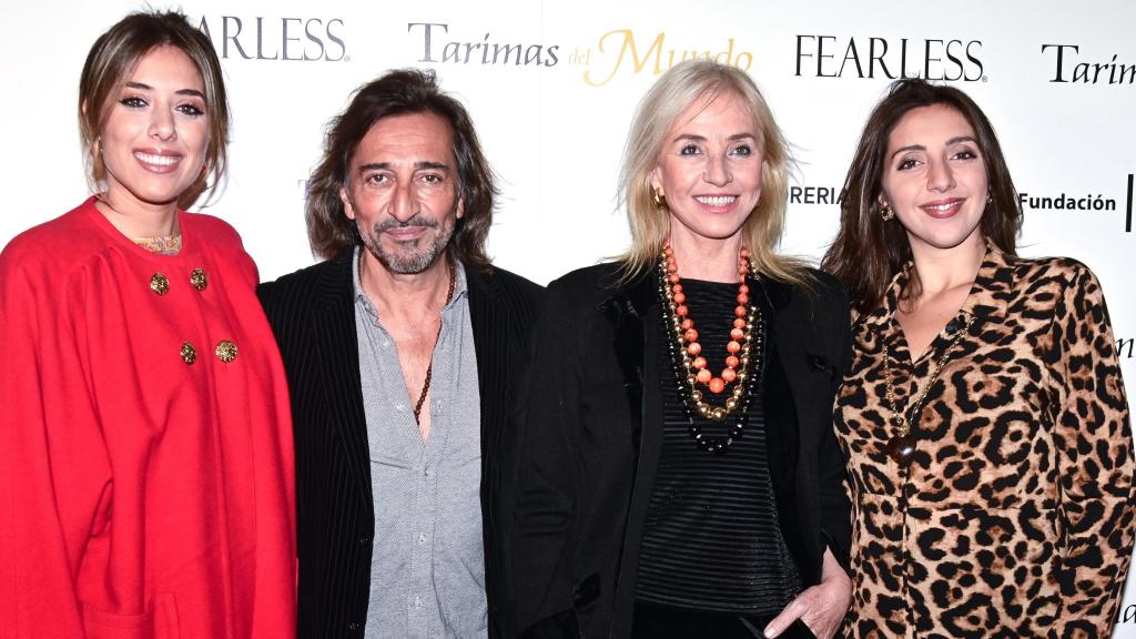 Marina Carmona junto a sus padres y su hermana, en un acto en Madrid.