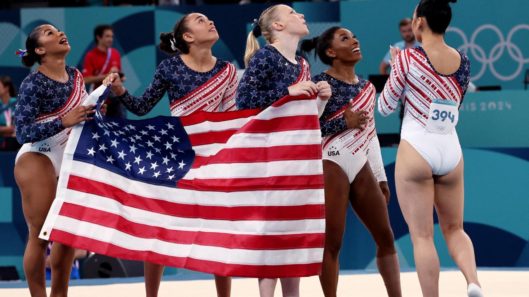 El equipo estadounidense de gimnasia artística celebra su victoria en el concurso de París 2024