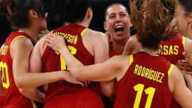 La selección femenina de baloncesto celebra su victoria ante Puerto Rico.