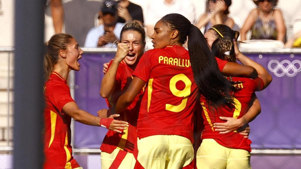Las jugadoras españolas celebran el gol de Athenea del Castillo.