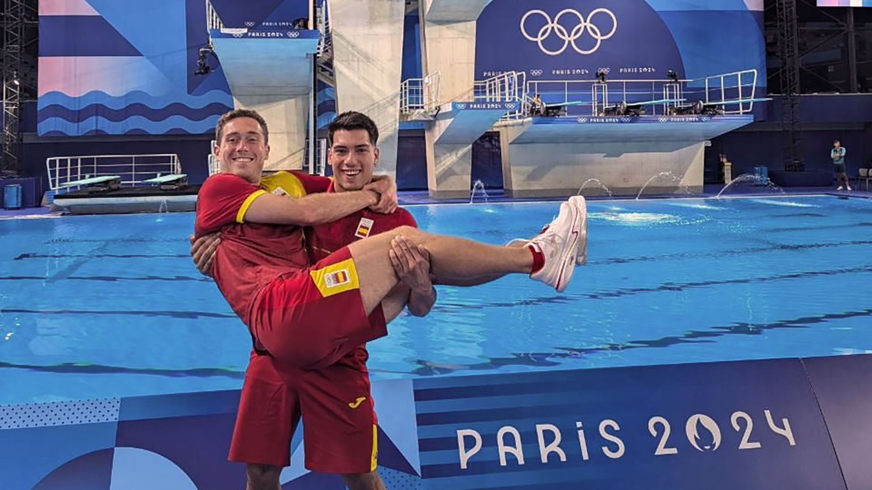 Nico García y Adrián Abadía posan en la piscina de saltos de los Juegos Olímpicos de París.