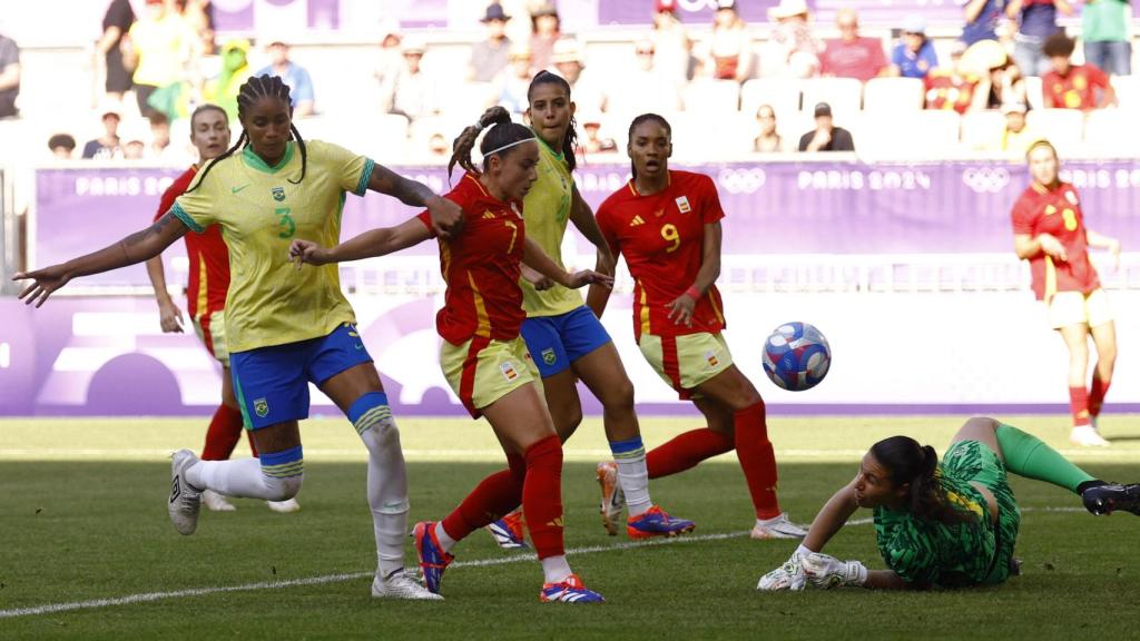 Athenea del Castillo marca para España en el partido ante Brasil.