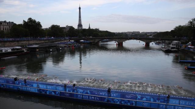 Los triatletas se lanzan al río Sena para disputar la primera etapa de la prueba femenina.