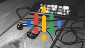 Icono de Google Podcasts sobre una foto de unos auriculares