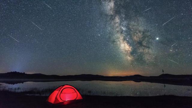 Tienda de campaña bajo la lluvia de estrellas.