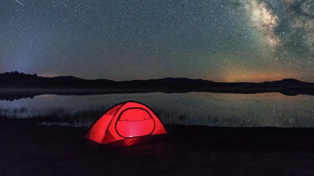 Tienda de campaña bajo la lluvia de estrellas.