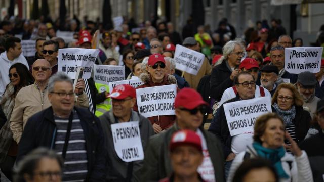 Decenas de personas portan carteles durante una concentración de pensionistas.