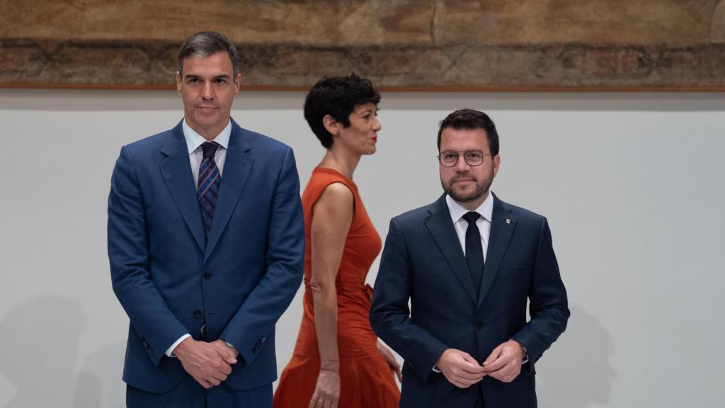 El presidente del Gobierno, Pedro Sánchez; la ministra de Inclusión, Seguridad Social y Migraciones, Elma Saiz, y el presidente de la Generalitat en funciones, Pere Aragonès.