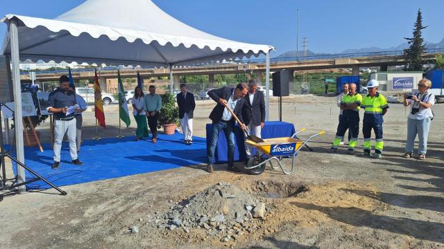 El delegado de Salud en Málaga colocando la primera piedra del centro de salud de Nerja.