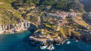 El bonito pueblo de España famoso por su paisaje natural que pocos conocen: terrazas de cultivo que miran al mar