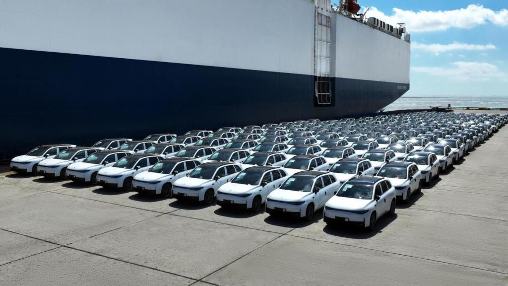 Imagen de los coches de Leapmotor junto al barco.