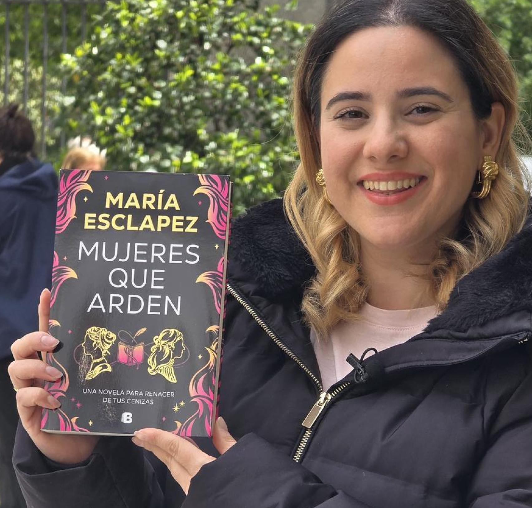 La autora, con su libro 'Mujeres que arden'.