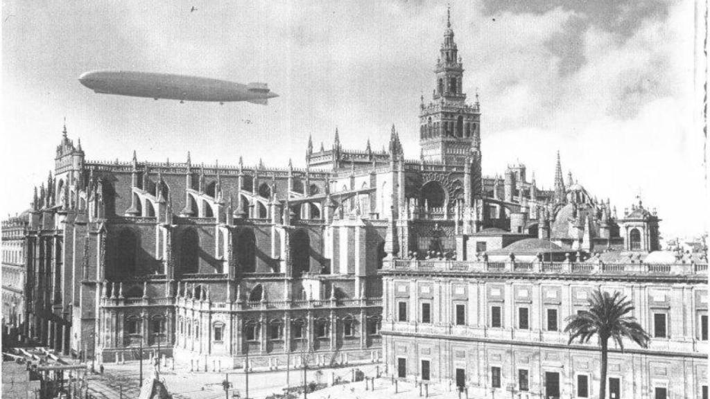 El zepelín Graf sobrevolando Sevilla el 24 de abril de 1929.