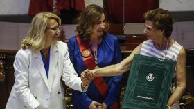 La alcaldesa de Valencia, María José Catalá (c), entrega una distinción a las hermanas de Rita Barberá.