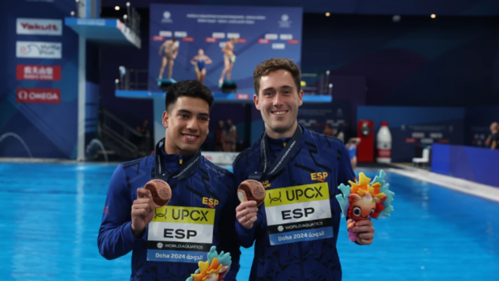 Nicolás García y Adrián Abadía posan con la medalla de bronce del Mundial 2024 en Doha.