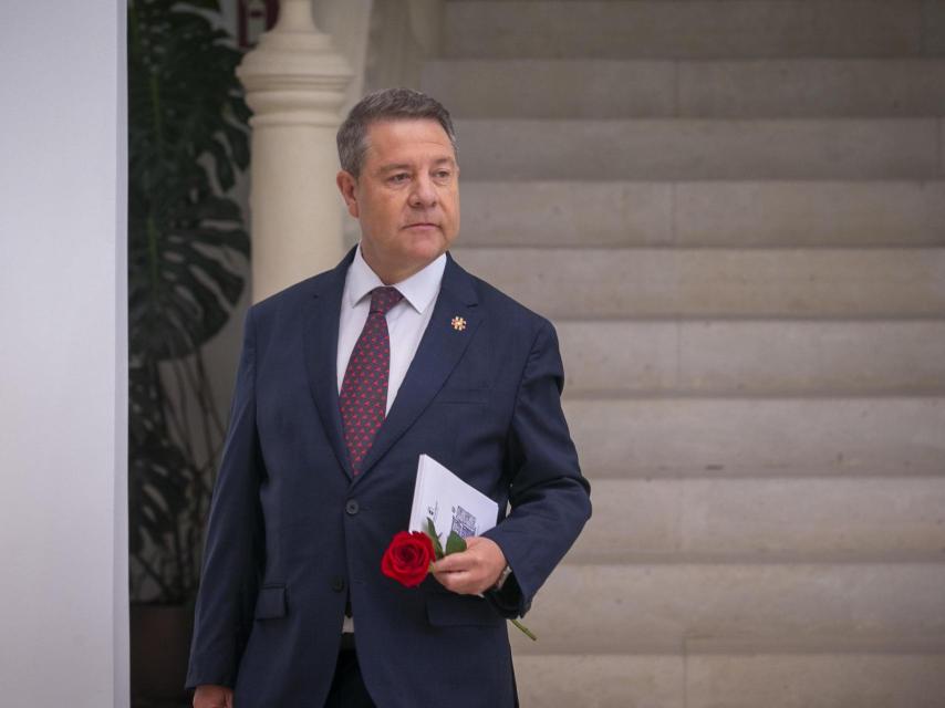 Emiliano García-Page, este jueves con una rosa en el Palacio de Fuensalida de Toledo, antes de su rueda de prensa crítica con Sánchez.
